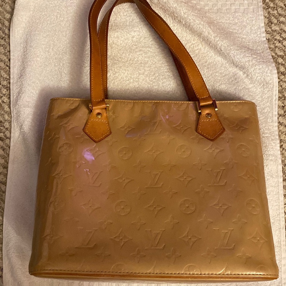 LOUIS VUITTON BAG. Very good condition with slight peeling. 12x10x5